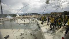 Vidraça quebrada durante invasão de bolsonaristas às sedes dos Três Poderes em Brasília