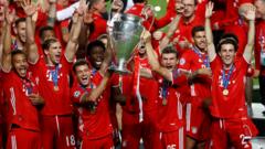 Bayern Munich lift trophy