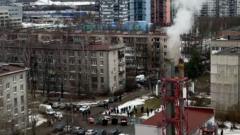 Дым идет из здания в Санкт-Петербурге после предполагаемой атаки беспилотника