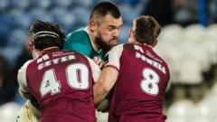 Saints hold off Giants to go top of Super League