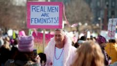 "Los hombres de verdad son feministas", dice el cartel de un hombre que participa de una protesta feminista en Estados Unidos.