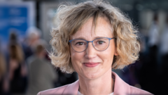 Comisiynydd y Gymraeg 'wedi colli'i ffordd' - Cymdeithas yr Iaith