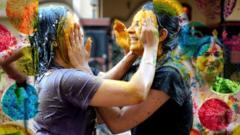 الهند تحتفل بمهرجان "هولي" بالألوان الطبيعية