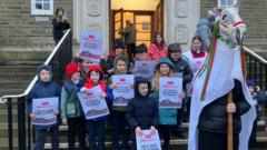 Cyngor Sir Gâr yn derbyn cais Hen Galan gan y Fari Lwyd ac ysgol