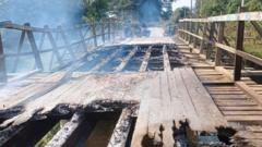 မီးရှို့ဖျက်ဆီးခံရတဲ့ ချောင်းကူးတံတား