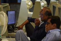 Stockbrokers look at the latest share prices at the Pakistan Stock Exchange (PSE) in Karachi on February 9, 2023. - Pakistan's government on February 9 remained locked in crunch talks with the IMF over the release of a crucial financial bailout on the last scheduled day of the global lender's visit