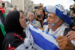 Израилдик киши менен палестиналык аялдын тиреши. 2018-жылдын 13-майы