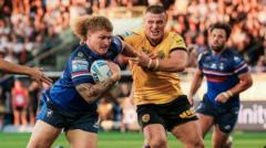 Wakefield thrash Castleford despite early red card
