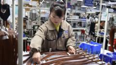在中國中部安徽省阜陽市的一家汽車零部件工廠，一名女工正在組裝汽車線束。