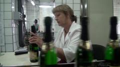 Женщина на заводе российского вина