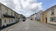 Arestio pedwar wedi i fachgen ddioddef anafiadau difrifol ar nos Galan