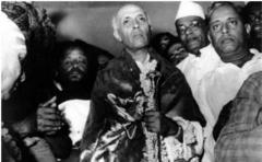 திருநீறும் பட்டுப் பீதாம்பரமும் அணிந்து செங்கோலைப் பெற்றுக்கொண்ட இந்தியாவின் முதல் பிரதமர் ஜவஹர்லால் நேரு.