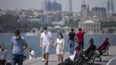 İstanbul'da sahilde yürüyenler
