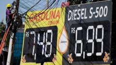 Painel exibe preços da gasolina e do diesel em posto de combustíveis após reajuste