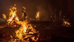 Пойтахт Деҳлидаги крематорийда жасадлар ёқилмоқда