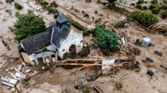 Una vista aérea tomada con un dron muestra un cementerio después de las inundaciones en Bad Neuenahr-Ahrweiler, Alemania.