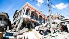 Разрушенное здание в Ле-Кей, Гаити, 14 августа 2021 года