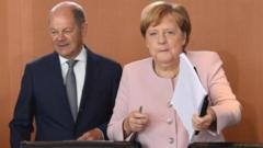 Olaf Scholz ve Angela Merkel