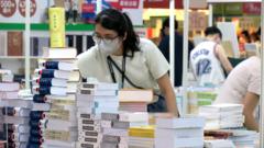 香港書展展場內一位工作人員在整理攤位（19/7/2022）
