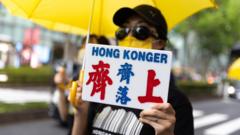 日本東京一場聲援香港民主遊行上一位女參加者舉起「齊上齊落」標語牌（12/6/2022）