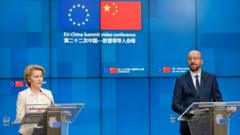 Chủ tịch Ủy ban Châu Âu Ursula von der Leyen (L) và Chủ tịch Hội đồng Châu Âu Charles Michel (phải) trả lời truyền thông sau Hội nghị thượng đỉnh EU-Trung Quốc 22/6/2020 tại Brussels, Bỉ