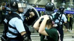 Policiais em confronto com manifestantes no aeroporto de Hong Kong