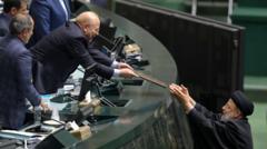 ابراهیم رئیسی رئیس‌جمهوری ایران بخش اول لایحه بودجه ۱۴۰۳ را تحویل محمدباقر قالیباف رئیس مجلس می‌دهد