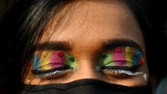 Olhos com sombra de glitter nas cores do arco-íris de ativista dos direitos de gênero da comunidade LGBTQ na parada do orgulho gay de Nova Déli