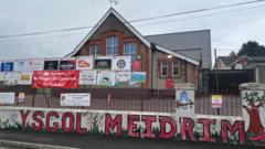 Ymgyrchwyr yn lansio her gyfreithiol yn erbyn bwriad i gau ysgol gynradd
