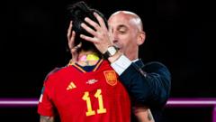El presidente de la Federación Española de Fútbol, Luis Rubiales, tomando con sus dos manos la cabeza de la jugadora Jenni Hermoso para darle un beso en la boca en la ceremonia de premiación del Mundial de Australia y Nueva Zelanda.