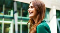 Une femme souriante.