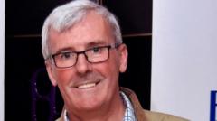 Teyrnged i ddyn, 64, fu farw mewn gwrthdrawiad ger Caernarfon