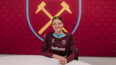 West Ham sign Austria international Hanshaw