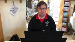 Canu'r piano mewn cartrefi gofal i godi arian at Eisteddfod y Garreg Las