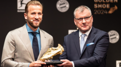 Bayern forward Kane collects Golden Shoe award