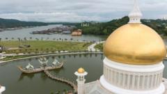 Misikiti iliyochorwa na alama za Kiarabu huwasalimu wageni wanaoingia katika taifa dogo la Brunei