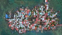 La communauté qui a dû fuir son île en train de sombrer