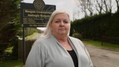 'Rheolau newydd yn fy atal rhag cael fy nghladdu gyda fy merch'