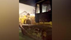 Carcharu dyn am yrru JCB dros gerbydau ac i mewn i dafarn