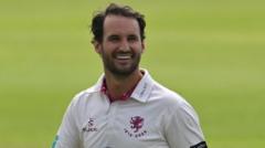 Bowlers & Rew help Somerset get on top against Hants