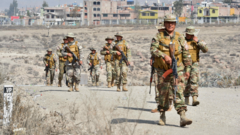 Soldados peruanos vigilando la zona próxima al aeropuerto de Arequipa.