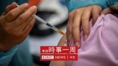 香港某疫苗接种中心医护人员为一名市民施打科兴新冠疫苗（11/8/2022）