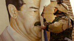 Afisa mmoja wa jeshi la Marekani aliangusha bango la Saddam Hussein nchini Iraq mwaka 2003