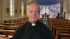 Teyrngedau lu i'r Tad Jason Jones - 'arwr cyfnod Covid'