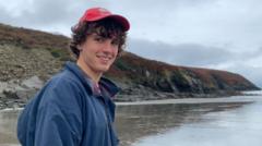 Y myfyriwr yn Aberystwyth sy'n deifio ym moroedd Cymru fin nos