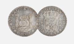 Reverso y anverso de la moneda conocida como "Mundo y Mares", acuñada en México en 1757.