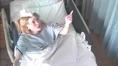 Susannah Cahalan en la cama del hospital en Nueva York donde estaba siendo estudiada.