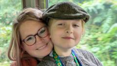 Ap 'arloesol' yn helpu rhieni i ddeall a chefnogi plant niwrowahanol