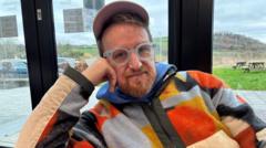 Ysgrifennu yw'r 'therapi gorau posib' i ddyn sy'n wynebu heriau bywyd