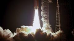 NASA’nın Uzay Fırlatma Sistemi (SLS) Ay roketi, insansız Artemis 1 görevi için havalanırken